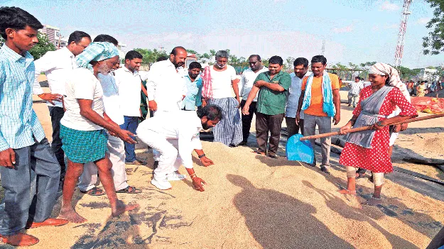 ధాన్యాన్ని వెంటనే కొనాలి : మాజీ మంత్రి