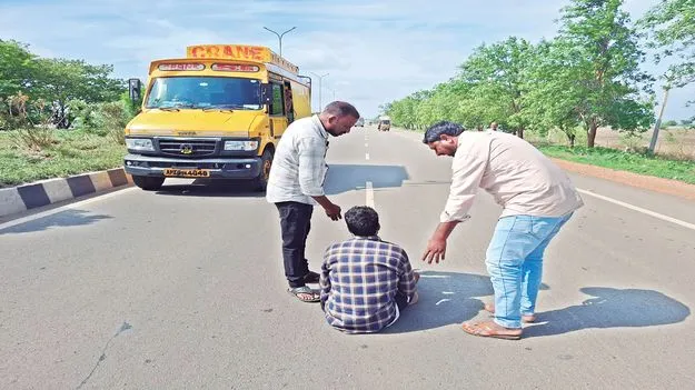 భార్యపై కోపంతో  రోడ్డుపై బైఠాయించిన భర్త