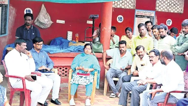 రైతు బజార్‌లో విక్రయాలు బంద్‌