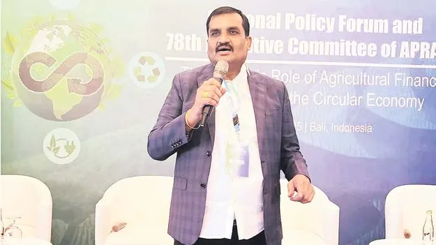 వ్యవసాయాభివృద్ధికి సహకార బ్యాంకుల తోడ్పాటు