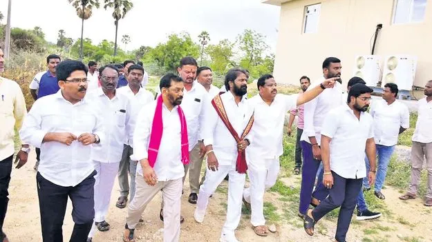 నీరా ఉత్పత్తుల కేంద్రాన్ని ప్రారంభించాలి