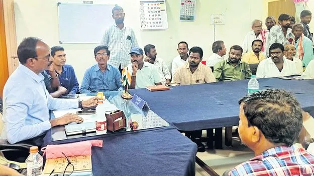 ఎకరాకు రూ.40లక్షలు ఇవ్వాలి