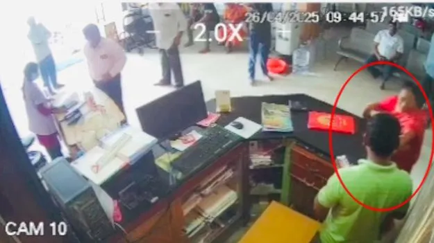 ప్రైవేట్‌ ఆసుపత్రి సిబ్బందిపై డీఎంహెచ్‌వో దౌర్జన్యం 