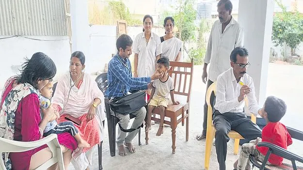 చిన్నారులకు వైద్య పరీక్షలు