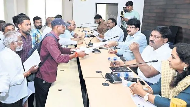 ‘ప్రజావాణి’ దరఖాస్తులకు పరిష్కారం చూపాలి