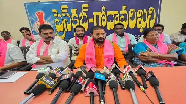 అధికారులను బెదిరించడం సరైంది కాదు 