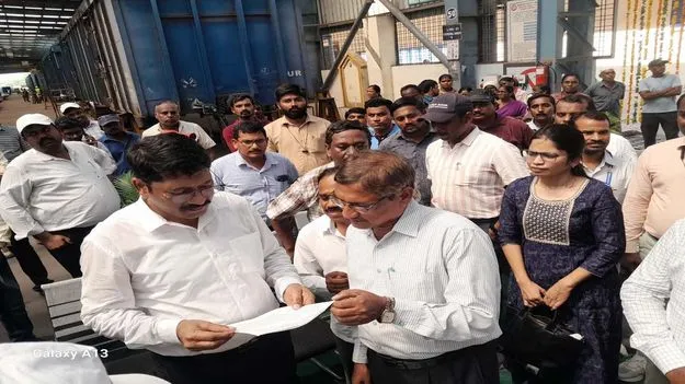 రైల్వే స్టేషన్లను సందర్శించిన డీఆర్‌ఎం