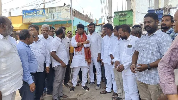 ఖనిలో క్లోజ్డ్‌ డ్రైన్ల నిర్మాణం