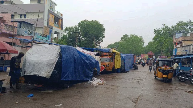 వర్షంతో వ్యాపారులకు తీవ్రఇక్కట్లు