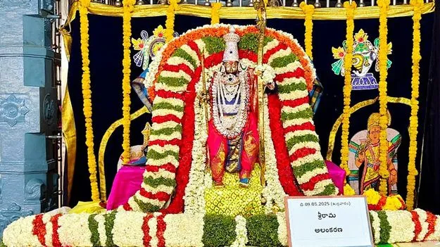 సూర్య, చంద్ర వాహనాలపై శ్రీవారు