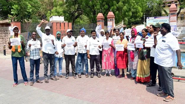 పెండింగ్‌ వేతనాలు చెల్లించాలి