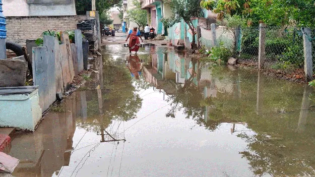 భారీ వర్షం.. వీధులు జలమయం