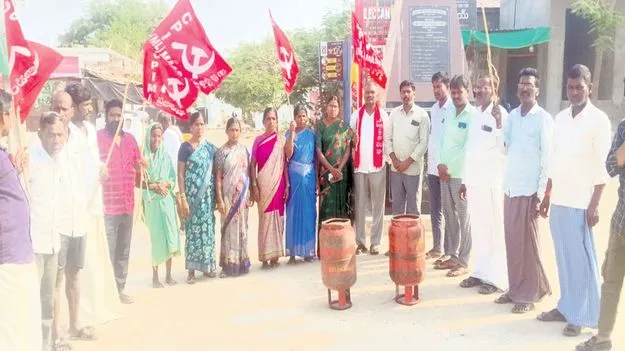 పెంచిన సిలిండర్ ధరలు తగ్గించాలి