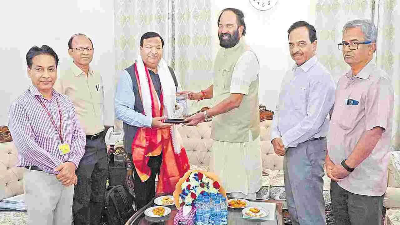 Uttam: పాలమూరు, సమ్మక్క-సారక్క ప్రాజెక్టులకు నీటి కేటాయింపులు జరపండి