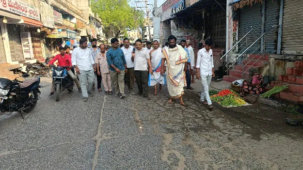 బ్రహ్మోత్సవాలకు రోడ్లు పరిశీలన