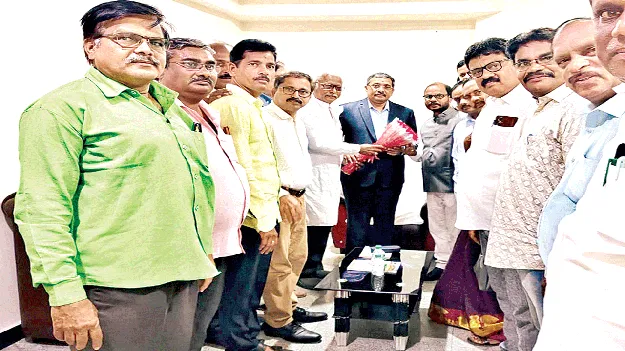  హైకోర్టు న్యాయమూర్తిని కలిసిన న్యాయవాదులు