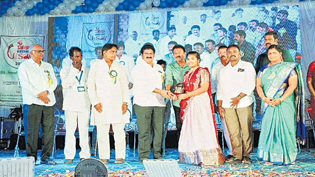 క్రమశిక్షణతో విద్యను అభ్యసించాలి