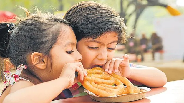 Diabetes Awareness: పిల్లల్లో స్వీట్లు తినే అలవాటు తగ్గించండి