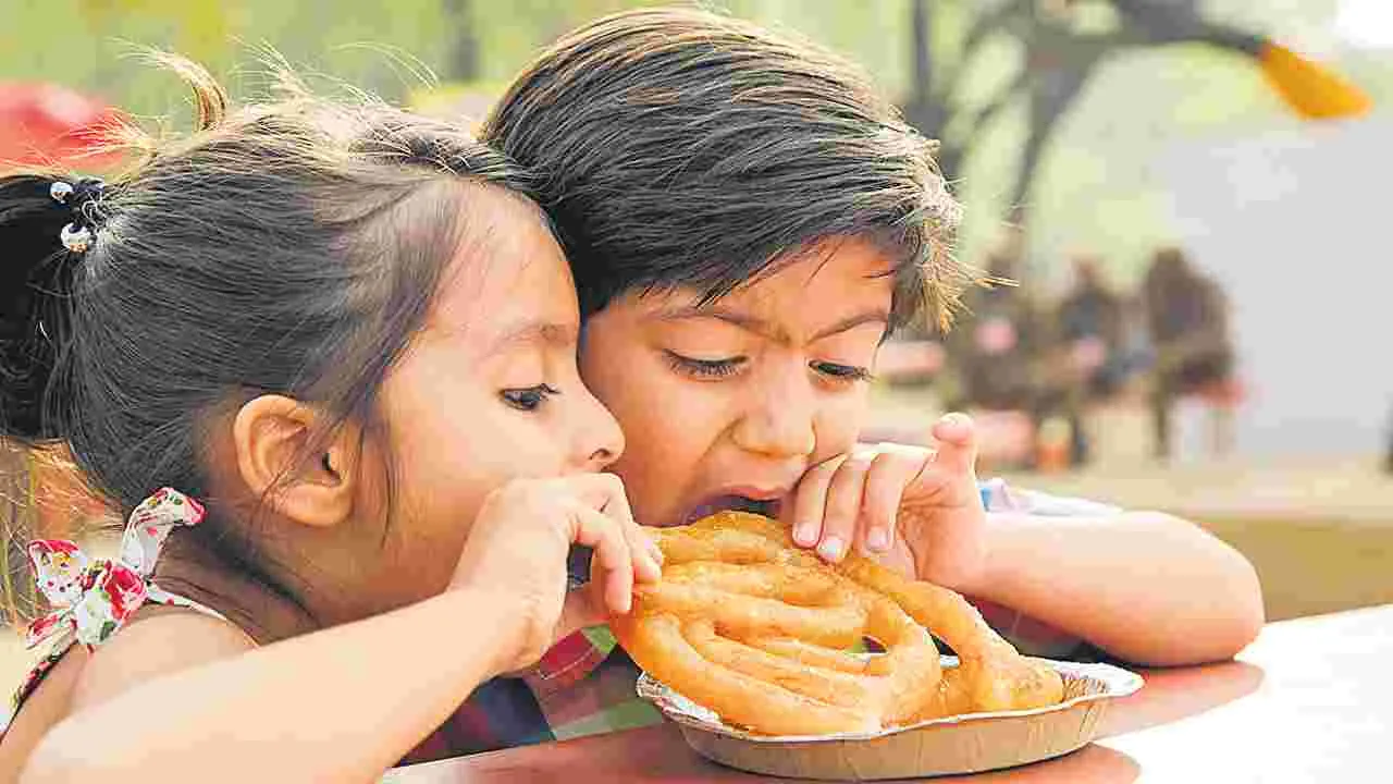 Diabetes Awareness: పిల్లల్లో స్వీట్లు తినే అలవాటు తగ్గించండి
