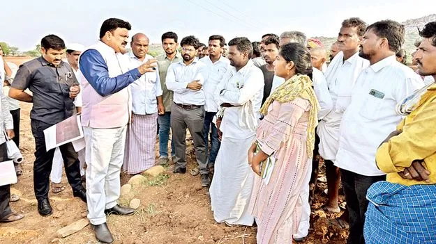రీ సర్వేను రైతులు సద్వినియోగం చేసుకోవాలి: కలెక్టర్