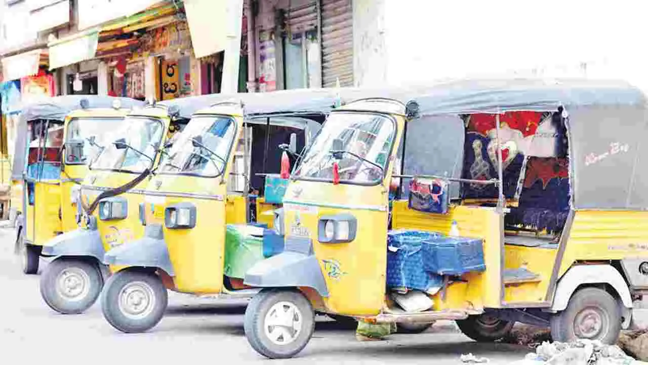 Auto Drivers: ఆటో డ్రైవర్లకు సంక్షేమ బోర్డు ఏర్పాటు చేయాలి