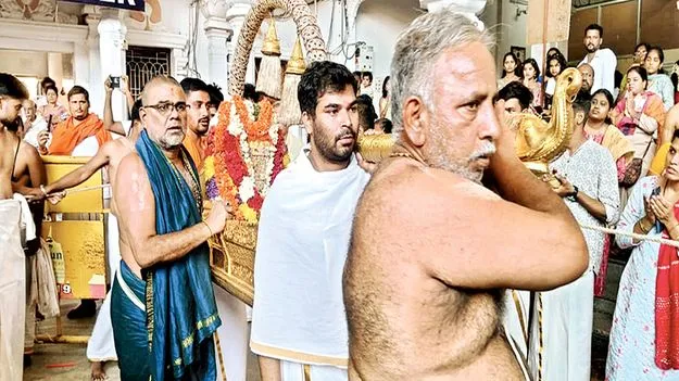 స్వర్ణ పల్లకీలో రాఘవేంద్రుడు