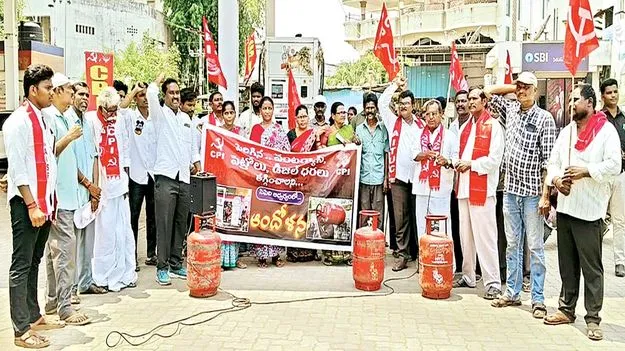 గ్యాస్, పెట్రోల్ ధరలు తగ్గించాలి