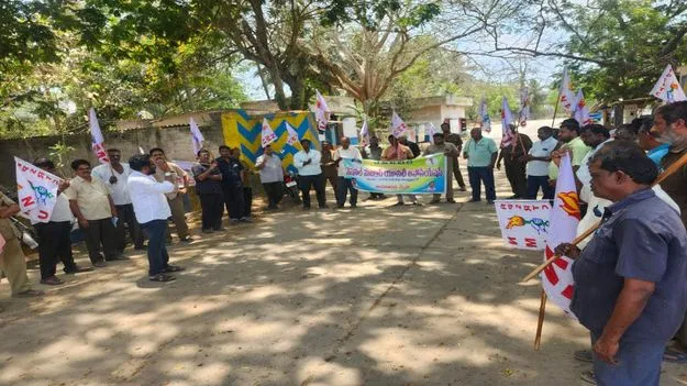 సమస్యలు పరిష్కరించాలి