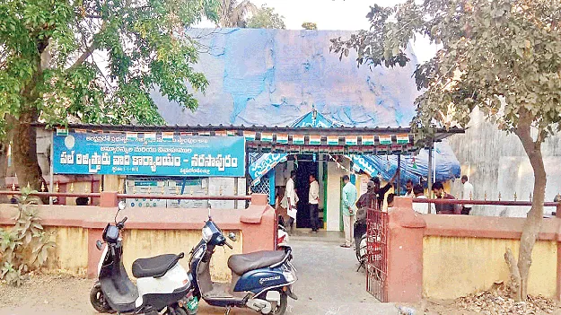 అన్నీ పాత భవనాలే..