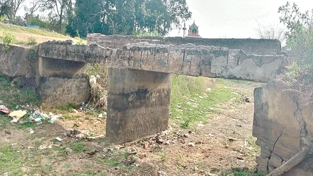 రెయిలింగ్‌ కూలడంతో రైతులకు అగచాట్లు 