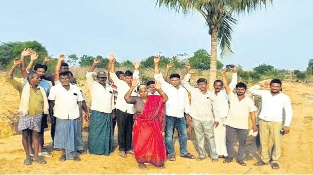 నీళ్లు మళ్లించొద్దని రైతుల ఆందోళన