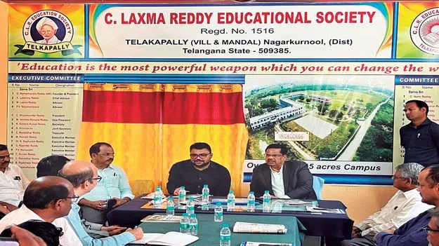 ఆధునిక విద్యా ప్రమాణాలతో ముందుకెళ్లాలి