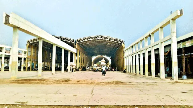 మొండి గోడలకే పరిమితం