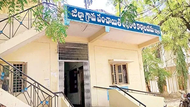 కార్యదర్శుల జీవితాల్లో వెలుగులు 