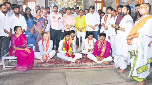 ఆంజనేయుడికి నాగవల్లీ దళార్చన  