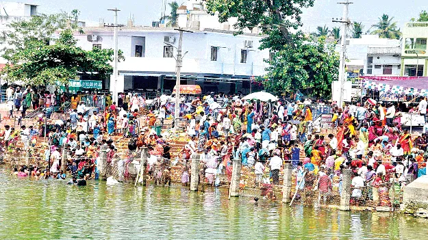 ఆదిత్యుని దర్శనానికి పోటెత్తిన భక్తులు
