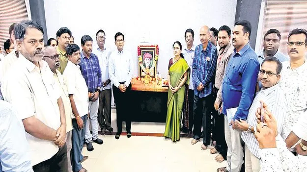 జ్యోతిరావు పూలేకు ఘన నివాళి