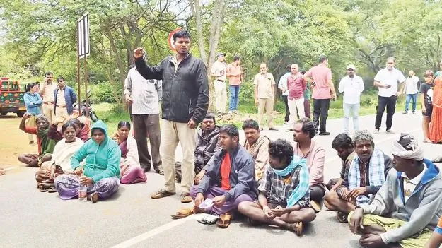 పోడు భూములపై హక్కులు కల్పించాలి