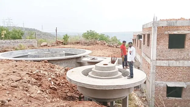 తలాపున కృష్ణమ్మ..  తాగు నీరు లేదమ్మా!