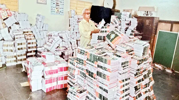 బడి తెరిచేలోపు  పాఠ్యపుస్తకాలు