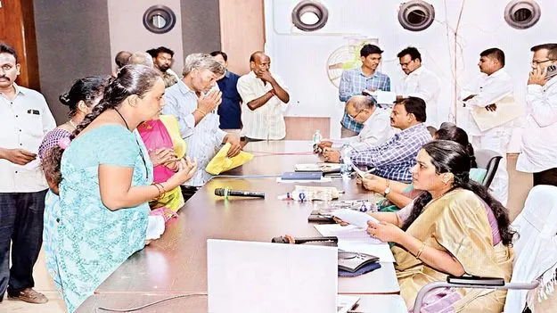 సమస్యల పరిష్కారంలో నిర్లక్ష్యం వద్దు