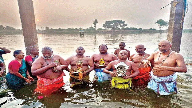   శ్రీకూర్మనాఽథునికి చక్రస్నానం 