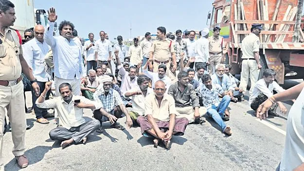 రోడ్డెక్కిన అన్నదాత