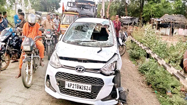 రైల్వేగేట్‌ను ఢీకొన్న కారు