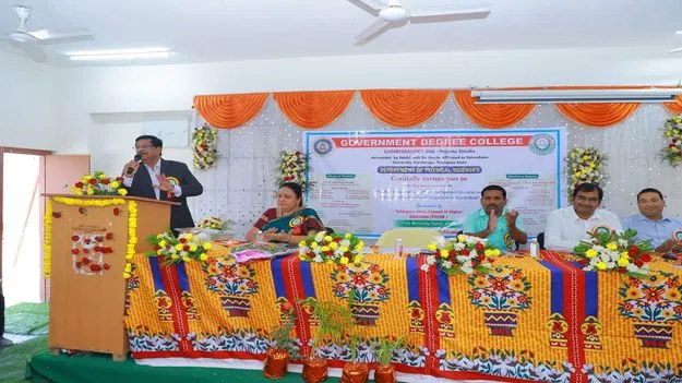 టెక్నాలజీ ఉపయోగించుకుని విద్యార్థులు అభివృద్ధి చెందాలి