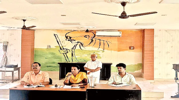 వీధి విక్రయదారులను గుర్తించాలి