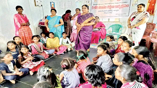 బాలికలు విశ్వాసంతో ముందుకు సాగాలి