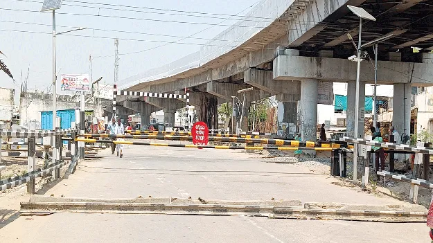 రైల్వేగేటు మూతతో వ్యాపారాలు వెలవెల 