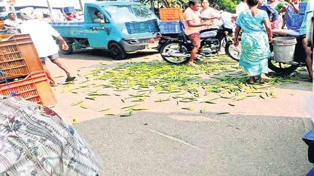 బెండ రైతు దిగాలు