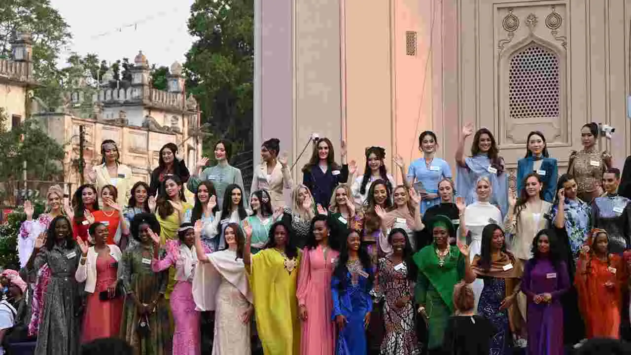 చార్మినార్ వద్ద ప్రపంచ అందాల భామల హెరిటేజ్ వాక్..